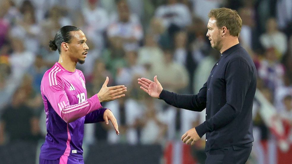 Leroy Sané (l.) kehrt in die Nationalmannschaft zurück. (Archivbild) Foto: Christian Charisius