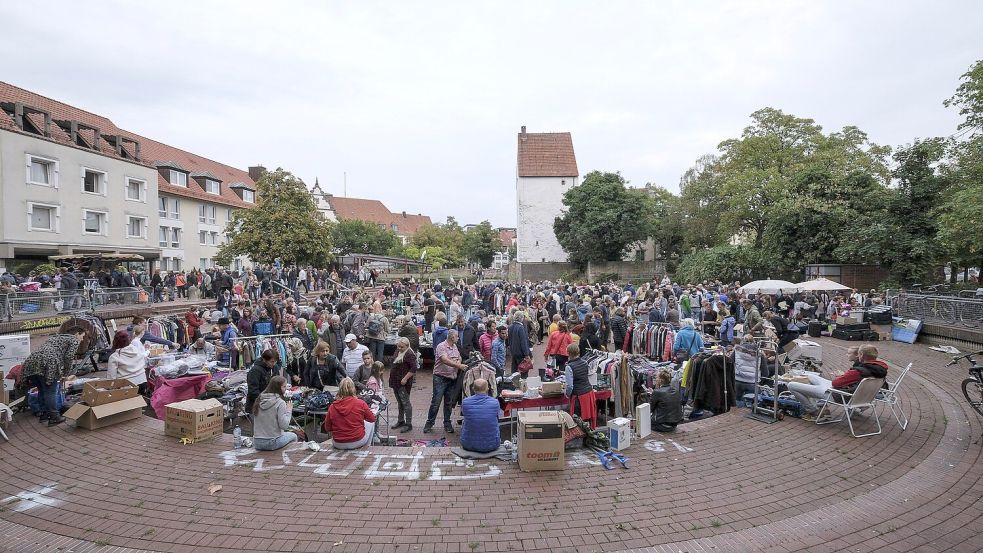 Vor dem Umbau des Ledenhofs hatte der Nachtflohmarkt dort stattgefunden. Dann zog er in die Altstadt, rund um Dom und Rathaus. Foto: Thomas Osterfeld