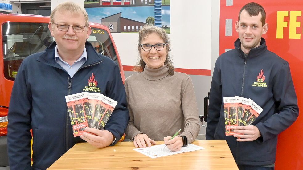 Als erstes Mitglied ist Nicole Leopold-Matzellus (Mitte) dem neu gegründeten Förderverein der Freiwilligen Feuerwehr Holterfehn beigetreten. Das Foto zeigt sie beim Ausfüllen der Beitrittserklärung. Mit ihr freuen sich Jörg Ahrenholz (Vorsitzender des Fördervereins, links) und dessen Stellvertreter im Förderverein Dennis Wachsmann (rechts). Foto: Holger Weers