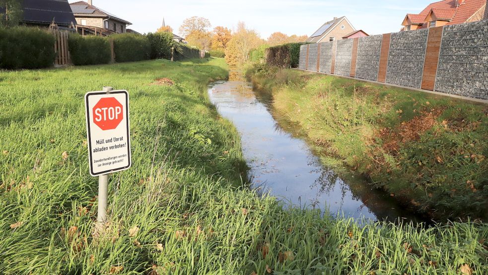 Das Regenrückhaltebecken an den Straßen Hambierich und Buchenstraße in Scharrel wird vorerst nicht eingezäunt. Dabei wünschen sich Anwohner das aus Sicherheitsgründen. Foto: Hans Passmann