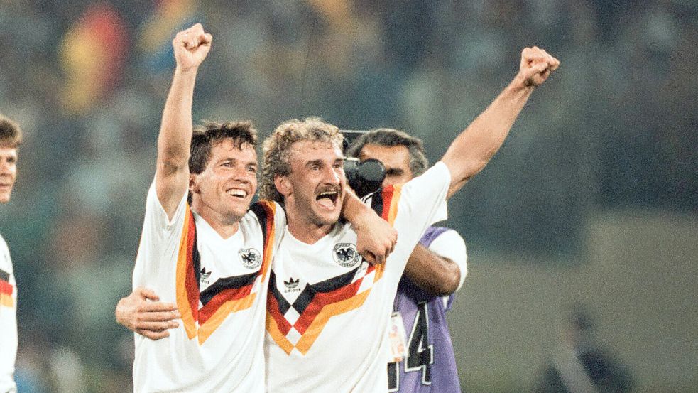 Die Fußball-Ikonen Lothar Matthäus (v.l.) und Rudi Völler feiern den WM-Sieg gegen Argentinien 1990 im Olympiastadion in Rom. Foto: IMAGO/Sportfoto Rudel