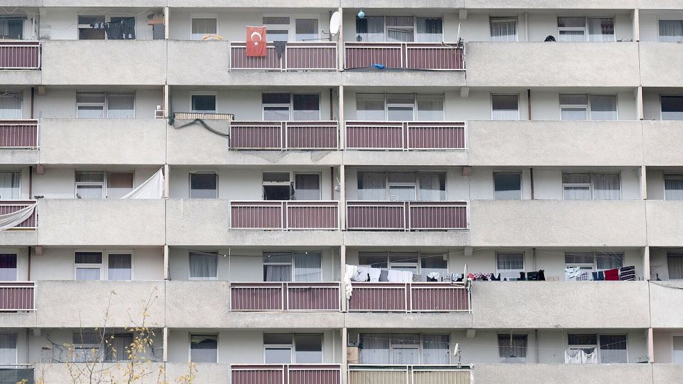 Insbesondere in Großstädten nimmt die Überlastung der Bevölkerung durch Wohnkosten zu. (Archivbild) Foto: Boris Roessler