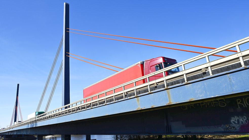 Massive Belastung: Rund 125.000 Fahrzeugen passieren täglich die marode Norderelbbbrücke der A1. Foto: IMAGO/Christian Ohde