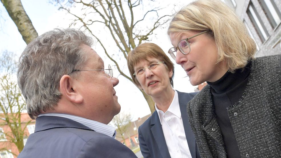 Dr. Andreas Philippi sprach im Februar unter anderem mit der Ärztlichen Direktorin Dr. Sylvia Kotterba (Mitte) und Klinikums-Geschäftsführerin Daniela Kamp. Foto: Klaus Ortgies