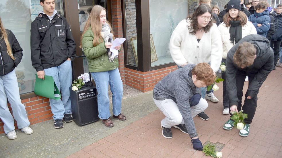 In Rhauderfehn werden wieder Blumen auf den Stolpersteinen niedergelegt. Das Foto entstand im vergangenen Jahr. Foto: Archiv
