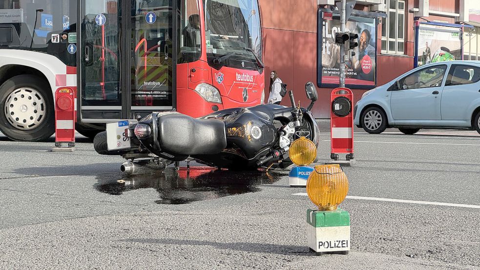 Weil ein Bus ihm die Vorfahrt genommen hat, stürzte ein Motorradfahrer an einer Kreuzung in Osnabrück. Foto: Benny Beutler
