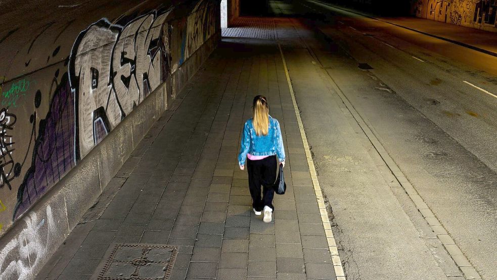 Männer und Frauen unterscheiden sich beim subjektiven Sicherheitsempfinden deutlich: Während sich 56 Prozent der Männer sicher fühlen, sind es bei den Frauen nur 45 Prozent. (Symbolbild) Foto: Christoph Reichwein