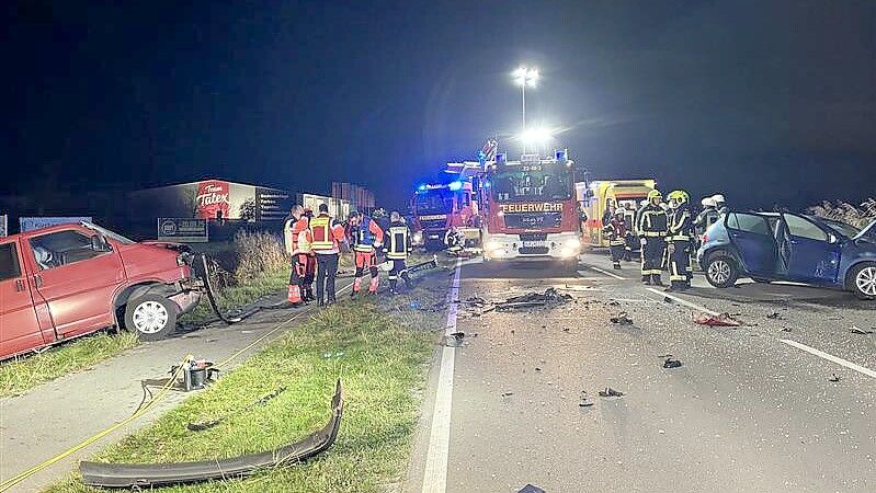 Die Bundesstraße 210 glich nach dem Frontalzusammenstoß am Donnerstagabend einem Trümmerfeld. Foto: Karin Böhmer