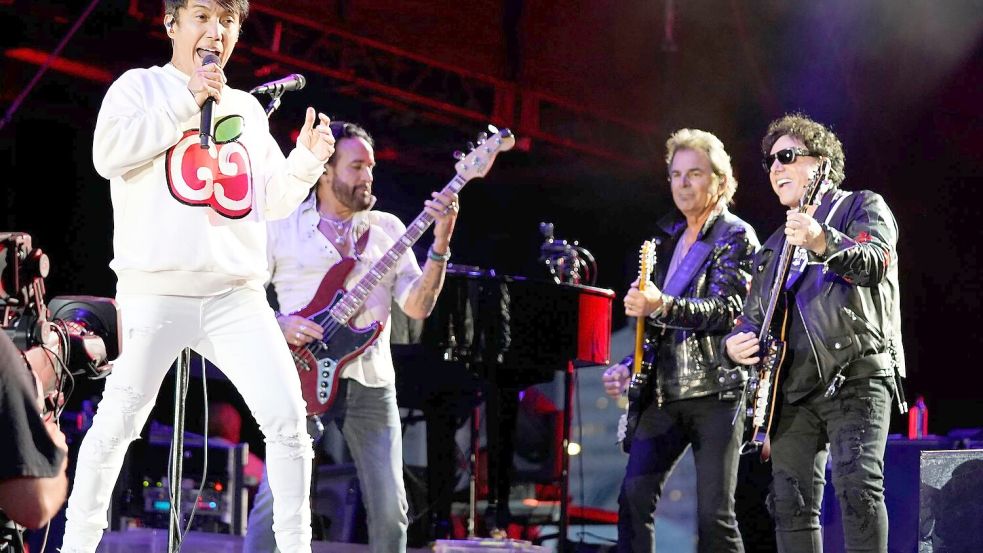 Nach mehr als 50 Jahren kündigt die US-Band Journey eine Abschiedstour an. (Archivbild) Foto: Rob Grabowski/Invision/dpa