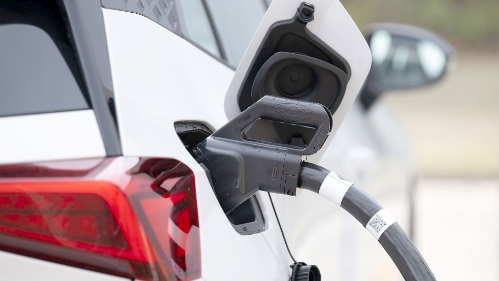 Stromer sind in der Regel teurer in der Anschaffung als Verbrenner - doch der Abstand schrumpft. (Archivbild) Foto: Sebastian Kahnert