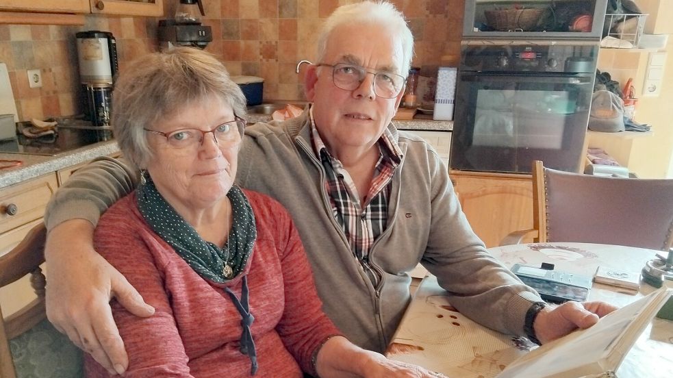 Das Jubelpaar Anita und Dieter Kuhlemann blättert in alten Unterlagen und schwelgt in Erinnerungen. Foto: Clarissa Scherzer