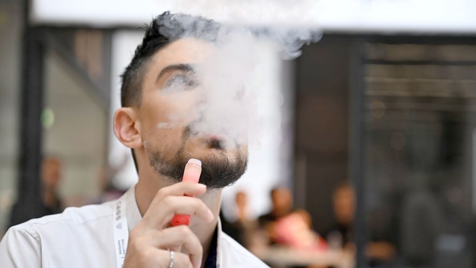 Bei der diesjährigen Branchenmesse Intertabac in Dortmund war der Trend hin zu E-Zigaretten zu sehen: Viele Stände bewarben die Vapes, ob als Einweg- oder Mehrweg-Produkt. Foto: Wolf von Dewitz/dpa