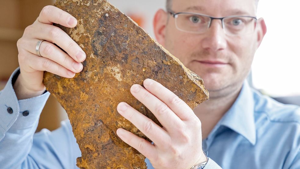Ordnungsamtschef Thomas Cordes mit dem Rest eines explodierten Blindgängers. Obwohl bisher alles gut ging, sei die Gefahr real, sagt er. Foto: Jörn Martens