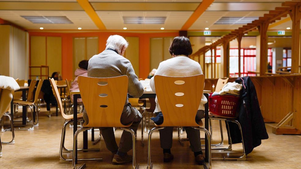 Im Evakuierungszentrum in der Gesamtschule Schinkel im März 2025. Auch am 9. November müssen wieder tausende Anwohner das Evakuierungsgebiet rund um die Bombenräumung verlassen. Ihnen will die Stadt ein Alternativangebot machen. Foto: Michael Gründel