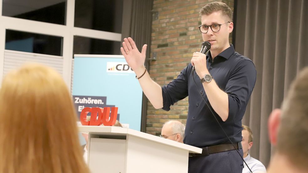 Selbstbewusst und hochmotiviert stellte CDU-Bürgermeisterkandidat Jann Christian Hegewald auf der Nominierungsversammlung seine Ziele für Friesoythe vor. Foto: Hans Passmann