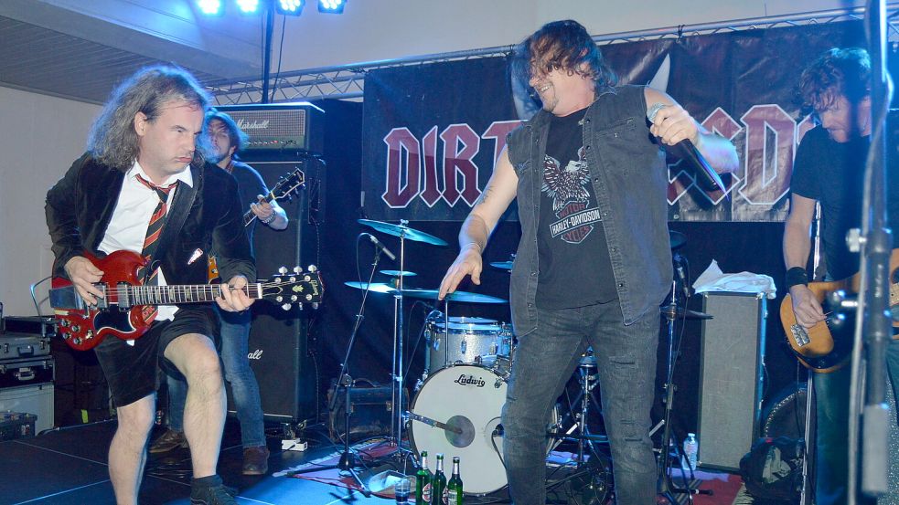 Die AC/DC-Tribute-Band Dirty Deeds tritt am Samstagabend im Musikcafé Marienheil auf. Foto: Archiv/Holger Weers