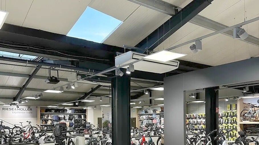 Blick nach draußen: Durch dieses von den Dieben hereingeschnittene Loch im Dach zogen die Täter ihre Beute heraus. Foto: Radwelt Emsland