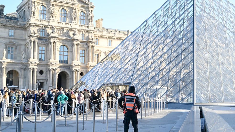 Laut Louvre-Direktoren gibt es bereits mehrere Mäzene, die ihre Unterstützung bei der Renovierung der Krone zugesagt haben. Foto: Emma Da Silva/AP/dpa