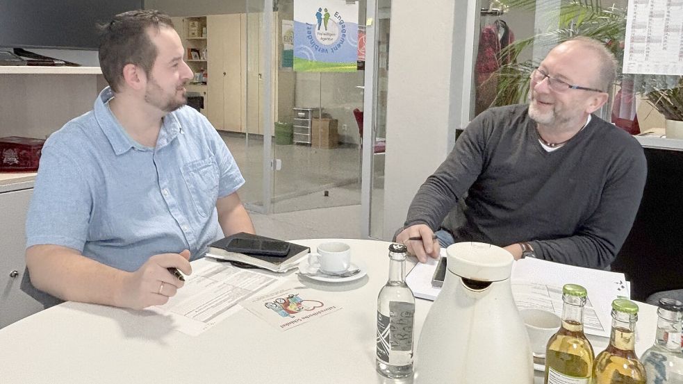 Raphael Dombrowski (links) und Ulrich Freisel vom Sachgebiet Bürgerbeteiligung, Freiwilligenengagement und Senioren der Stadt Osnabrück koordinieren die ehrenamtlichen Angebote im Evakuierungszentrum. Foto: Karin C. Punghorst