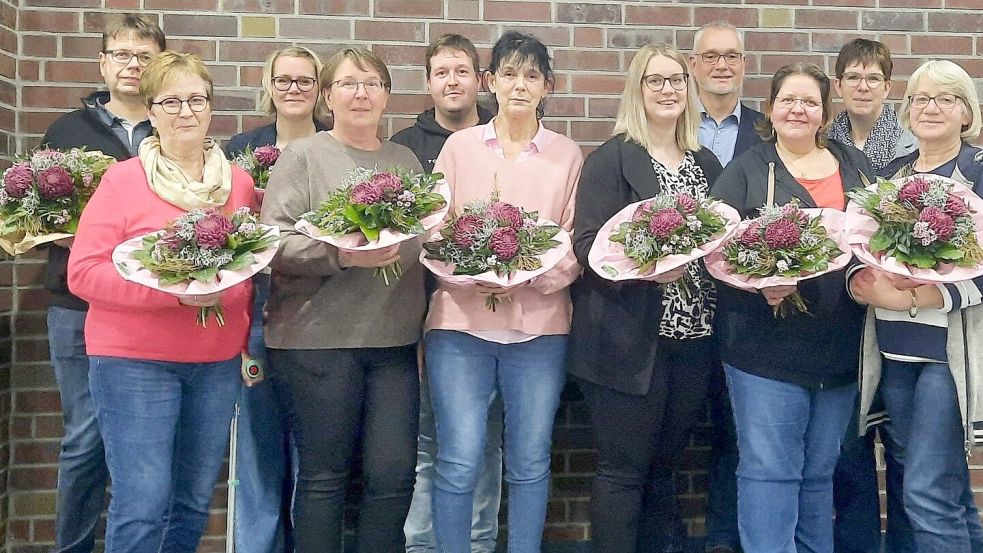 Bürgermeister Günter Harders (hintere Reihe, vierter von links) gratuliert den langjährigen Mitarbeiterinnen und Mitarbeitern der Gemeinde Ostrhauderfehn bei der feierlichen Ehrung im Vereins- und Gemeindezentrum. Foto: Gemeinde Ostrhauderfehn