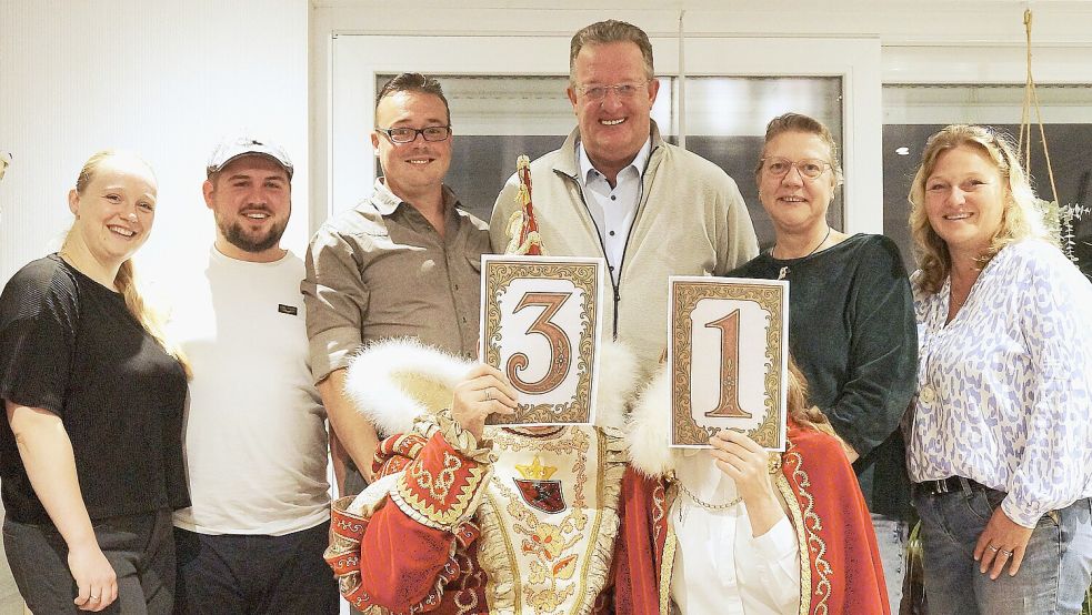 Unter den Augen des (von links) aktuellen Prinzenpaares Jennifer und Sebastian Voskuhl, PCV-Präsident Thomas Kuhlmann, Geschäftsführer Arnold Dänekas, der Sprecherin des Elferrats Sandra Kollin sowie Jana Kuhlmann wurde das neue Prinzenpaar eingekleidet. Foto: PCV