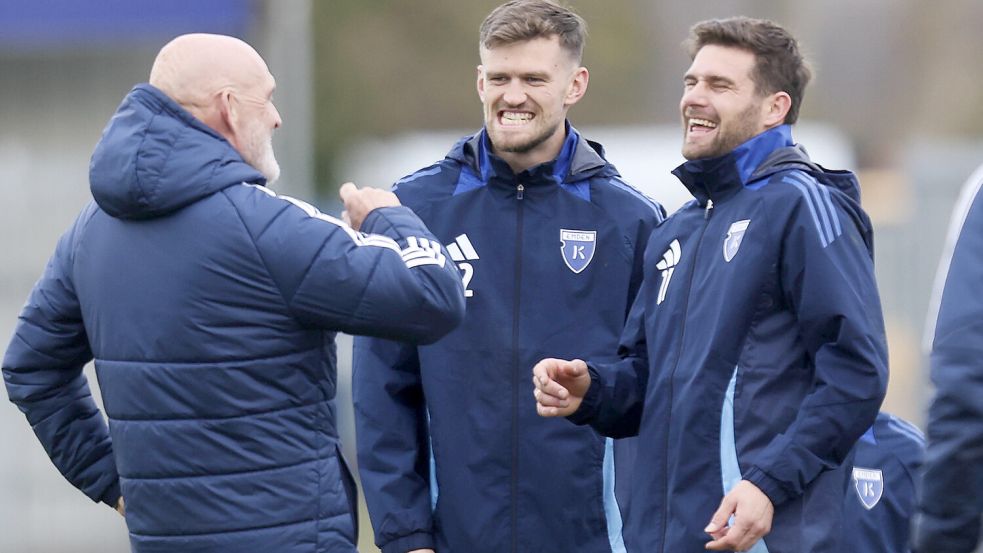 Tido Steffens (rechts) hofft, auch nach dem Spiel in Meppen mit Trainer Stefan Emmerling und Dennis Engel (Mitte) etwas zu lachen zu haben. Foto: Doden/Emden