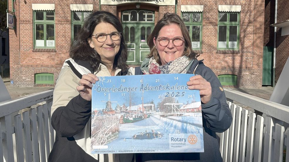 Ingrid Janssen (links), Präsidentin des Rotary-Clubs Overledingen/Rhauderfehn, und Trauerbegleiterin Petra Geerds präsentieren den diesjährigen Adventskalender. Mit dem Verkauf des Kalenders unterstützt Rotary die Arbeit des Projektes „MuT – Mitnanner sünd wi leep wat stark mit uns Trüür“. Dabei handelt es sich um ein Trauergruppenangebot für Kinder aus Ostfriesland. Foto: Carsten Ammermann