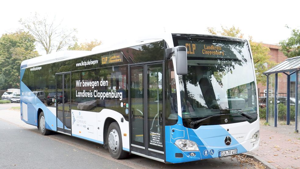 „Wir fahren hier“: Neue Busse wie dieser werden künftig häufiger im Landkreis unterwegs sein. Viele Linien werden überarbeitet – im Mittelpunkt steht der Service für die Fahrgäste. Foto: Sascha Rühl/LK Cloppenburg
