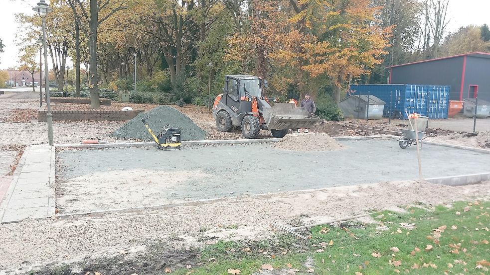 Die Bauarbeiten für die neue Boulebahn am Rathaus in Ostrhauderfehn sind in vollem Gange. Die moderne Anlage soll schon bald Treffpunkt für Jung und Alt werden. Foto: Gemeinde Ostrhauderfehn