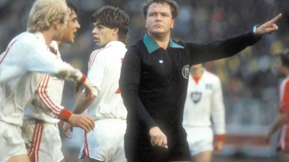 Ein Schiedsrichter, den man nicht vergisst. Kommunikativ, fröhlich und gestenreich leitete Wolf-Dieter Ahlenfelder zwischen 1975 und 1988 in der Bundesliga 106 Spiele. Foto: IMAGO/Kicker/Herbert Liedel