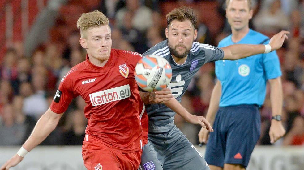 Eines der bisher 13 Duelle zwischen beiden Klubs: Im August 2015 siegte der VfL unter Trainer Joe Enochs nach 0:1-Halbzeitrückstand noch 2:1 in Cotbus durch Tore von Michael Hohnstedt und Halil Savran. Unser Bild zeigt Simon Tüting (in grau) im Zweikampf. Foto: Helmut Kemme