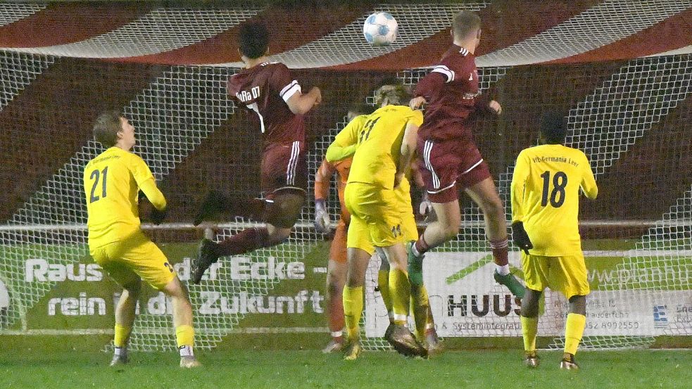 Viel Verkehr in dieser Szene vor dem Gehäuse von Germania Leer. Am Ende gewann TuRa verdient mit 3:1. Fotos: Damm