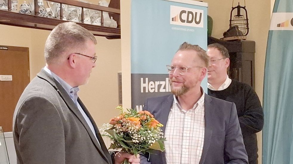 Torsten Stephan (rechts) wird von der CDU Uplengen bei der Bürgermeisterwahl im nächsten Jahr unterstützt. Foto: CDU Uplengen