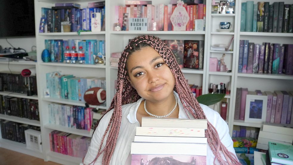 Heute bloggt Tabea Grunert als Booktokerin auf Instagram, Youtube und Tiktok über Bücher. Foto: Tabea Grunert