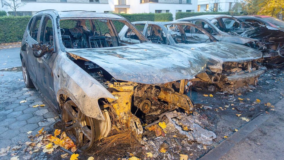 Der Brandanschlag auf das Auto des AfD-Abgeordneten Bernd Baumann im Hamburger Stadtteil Othmarschen beschädigte auch die unmittelbar daneben abgestellten Fahrzeuge. Foto: dpa/Bodo Marks