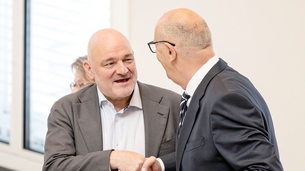 Die SPD/BSW-Koalition mit Ministerpräsident Dietmar Woidke (SPD) und Vize-Regierungschef Robert Crumbach (BSW) berät über zwei in der BSW-Fraktion umstrittene Medienstaatsverträge (Archivbild). Foto: Fabian Sommer