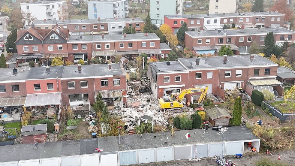 Nach der Suche nach einem 83 Jahre alten Bewohner bleibt von dem Reihenhaus nicht mehr viel übrig. Foto: Benjamin Müller/dpa