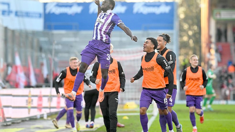 Tor für den VfL: Ismail Badjie trifft und jubelt vor dem Gästeblock in Cottbus. Foto: Michael Titgemeyer