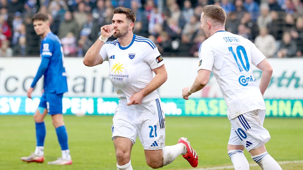 Tido Steffens feiert seinen zweiten Treffer und verrät mit seinem Jubel ein schönes Geheimnis. Foto: Doden/Emden