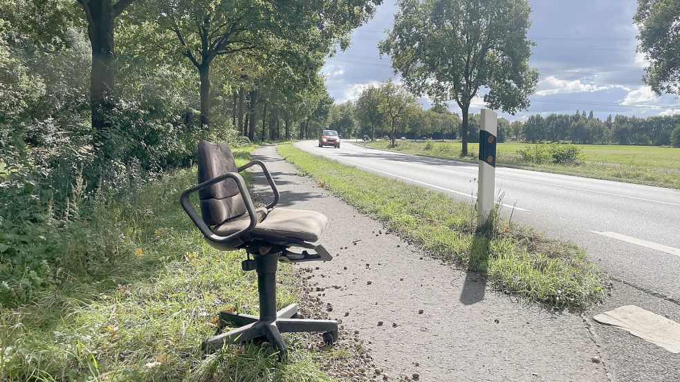 Die verlassenen Stühle an der Bundesstraße deuten auf die Arbeitsplätze der Prostituierten hin. Foto: Marie Busse