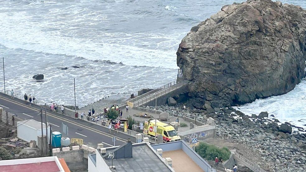 Die bei Urlaubern beliebten Kanarischen Inseln vor der Westküste Nordafrikas werden im Herbst und Winter oft von sehr hohen Wellen getroffen, die durch Stürme weit draußen im Atlantik entstehen. Für Menschen, die sich an Hafenmauern oder auf Uferpromenaden aufhalten, kann das verheerende Folgen haben. Foto: 112 Canarias/dpa