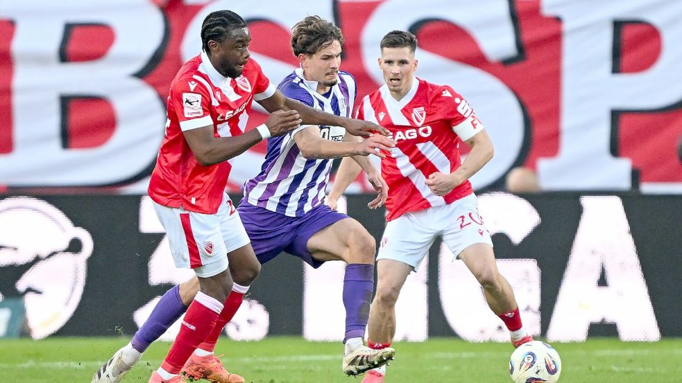 Ein wichtiger Bestandteil der besten Abwehr der 3. Liga: Robin Fabinski vom VfL Osnabrück gewinnt den Zweikampf gegen den Cottbuser Anderson Lucoqui. Foto: Michael Titgemeyer