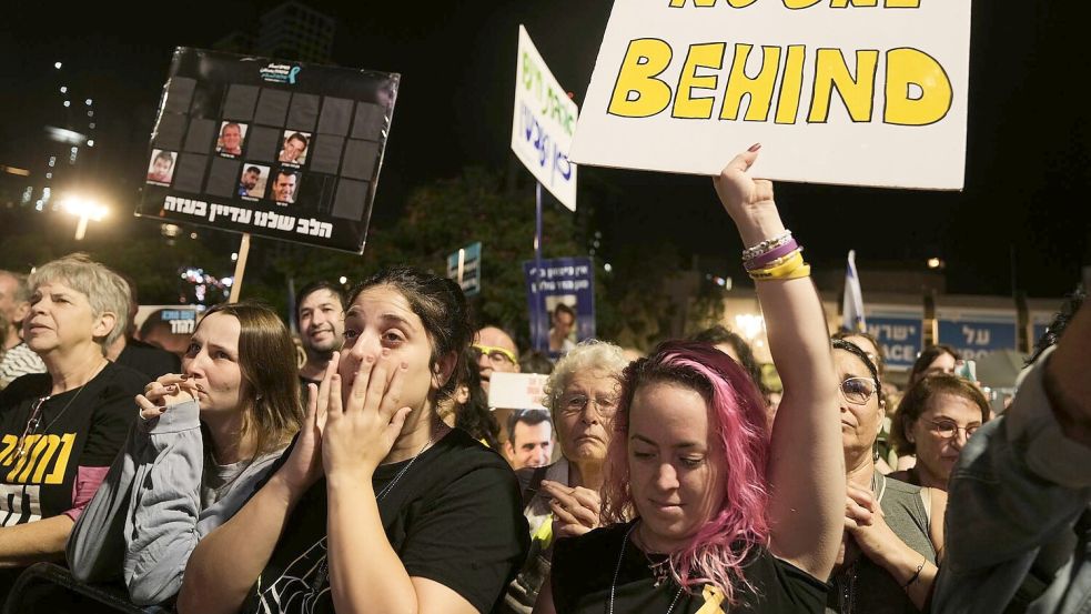 Tausende Menschen forderten in Israel die Herausgabe der restlichen Geisel-Leichen. Foto: Mahmoud Illean/AP/dpa