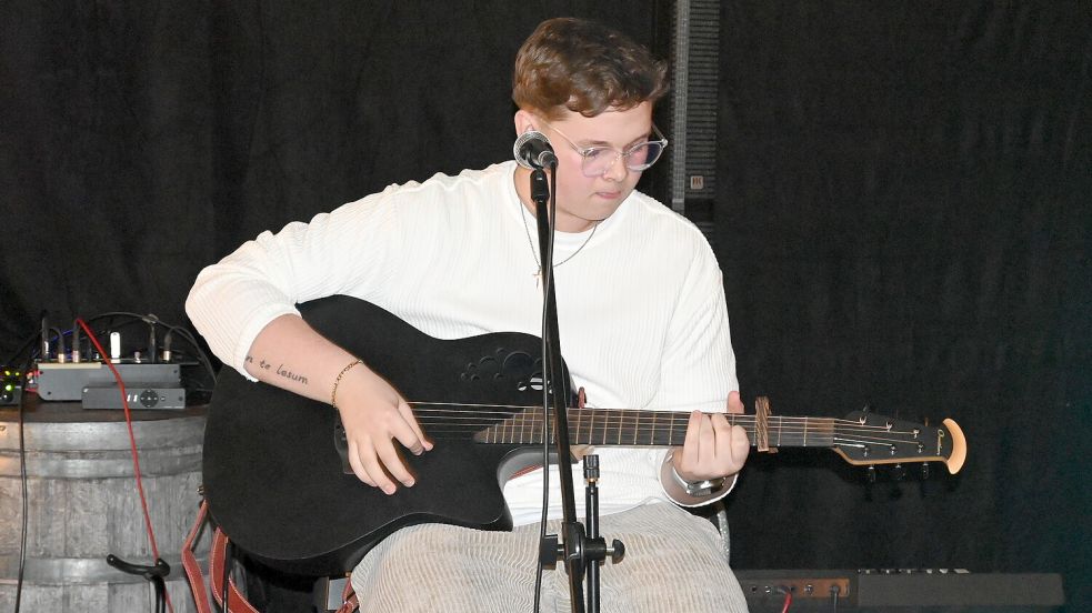 Marvin Tapper trat bei „Bingo trifft Bühne“ als Gaststar auf und begeisterte mit seinen Auftritten das Publikum. Fotos: Holger Weers