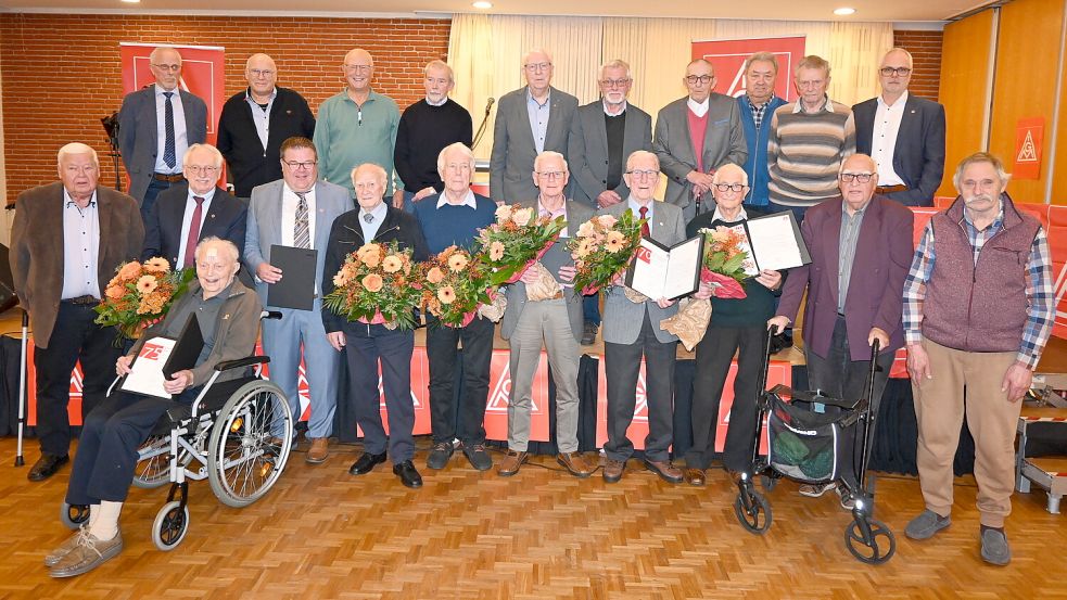 Zum Abschluss der Veranstaltung stellten sich die Geehrten mitsamt den Gewerkschaftsvertretern zu einem gemeinsamen Gruppenbild auf. Das Foto zeigt die Geehrten für 60-jährige, 70-jährige und 75-jährige Mitgliedschaft. Fotos: Holger Weers
