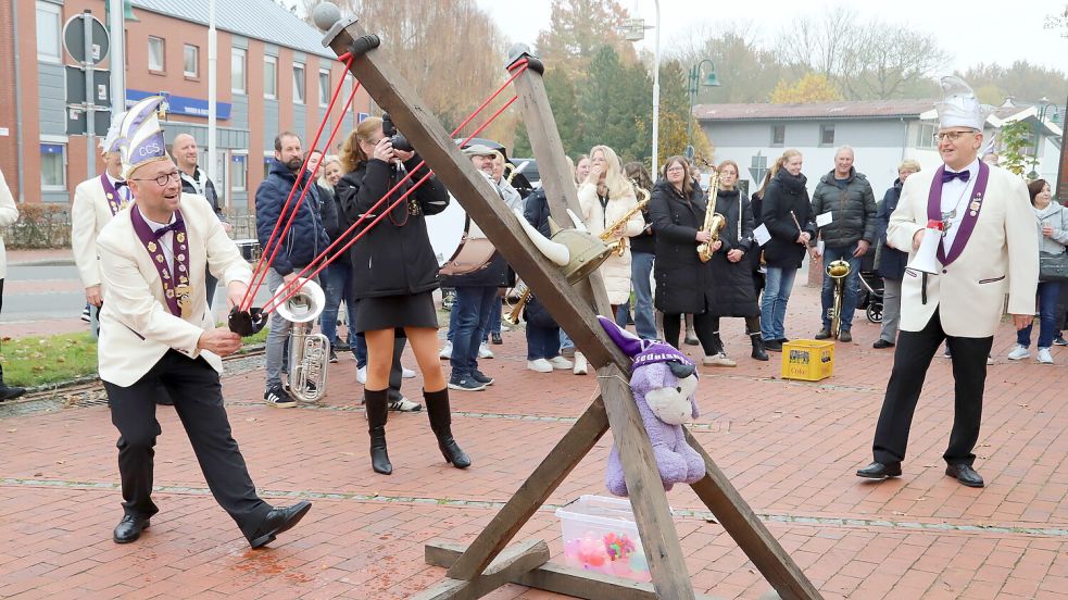 Schweres Geschütz mit Wasserbomben fuhren die Saterländer Narren zur Eroberung des Rathauses auf.