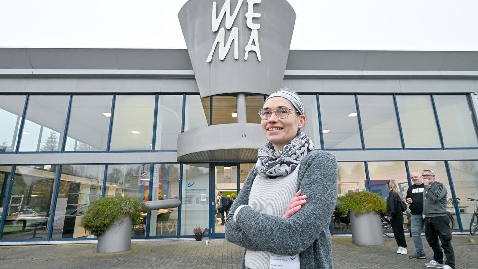 Die Sozialpädagogin Kerstin Broda leitet die Tagesstätte „StattRand“. Die Einrichtung hat ihr Domizil in den ehemaligen Räumen der Firma WEMA Raumkonzepte am Nüttermoorer Sieltief. Foto: Klaus Ortgies