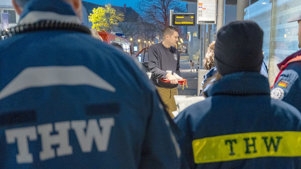 Lagebesprechung kurz vor dem Abrücken: Die Helfer des THW und der Osnabrücker Feuerwehr überprüften ab 7.30 Uhr Evakuierungsgebiet. Foto: Tobias Saalschmidt