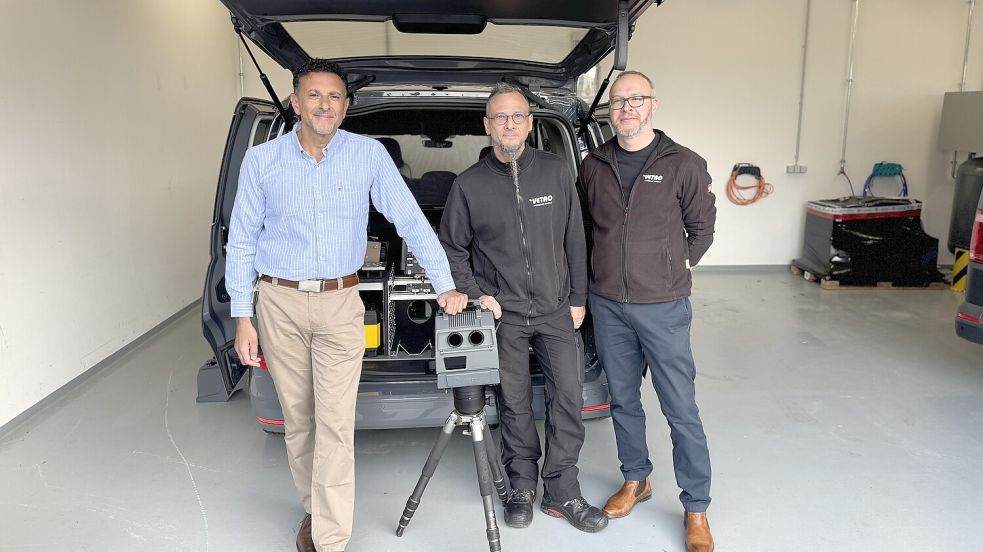 Arbeiten für die Blitzer-Firma Vetro Vitronic und erleben dadurch immer wieder Ablehnung: Thomas Fabricius (links), Mirko Richter und Rolf Roloff. Foto: Ankea Janßen