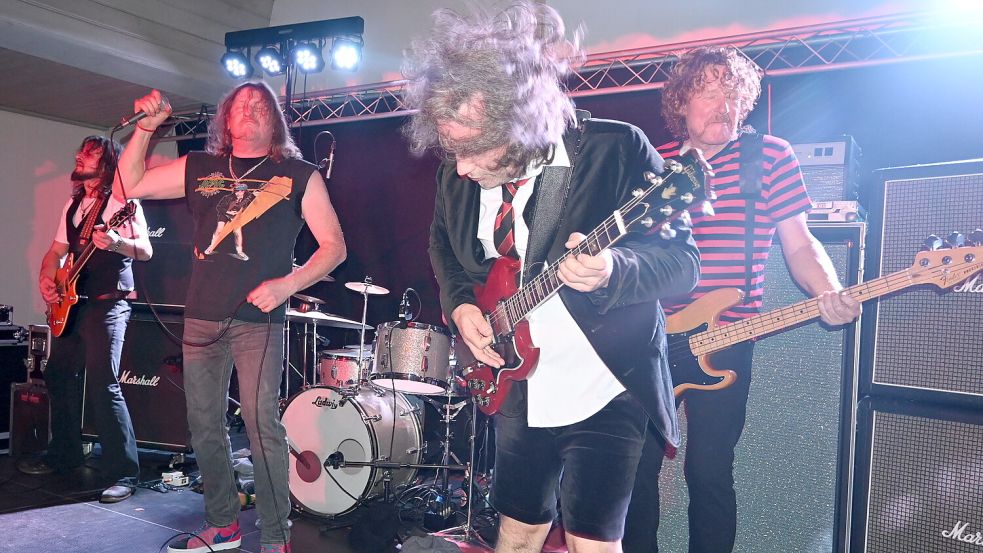 Die AC/DC-Tribute-Band „Dirty Deeds“ lieferte auf der Bühne des Musik-Cafes Marienheil eine beeindruckende Show ab. Fotos: Holger Weers